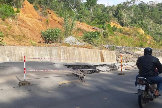 Quảng Ngãi: Xuất hiện điểm sạt lở khiến mặt đường bị sụt lún kéo dài 1m trên Quốc lộ 24