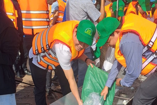 Hơn 215.000 con cá giống được thả xuống sông Hậu, lan tỏa thông điệp bảo vệ nguồn thủy sản