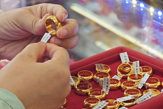 Giá vàng hôm nay 17/11/2025: Giá vàng SJC, giá vàng nhẫn, vàng thế giới