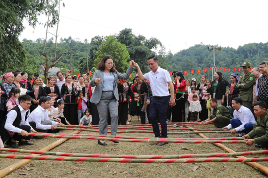 Chủ tịch Ủy ban MTTQ tỉnh Lào Cai nhảy sạp, chung vui Ngày hội Đại đoàn kết với dân bản Khe Trầu