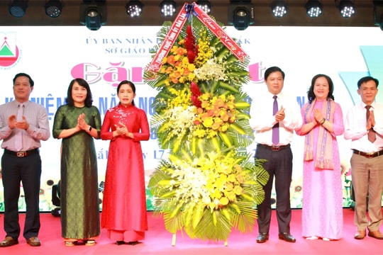 Bí thư Tỉnh ủy Đắk Lắk tôn vinh sự cống hiến thầm lặng của các thế hệ nhà giáo