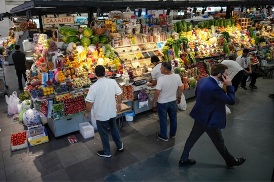 Chiến sự Ukraine khiến người Nga thắt lưng buộc bụng