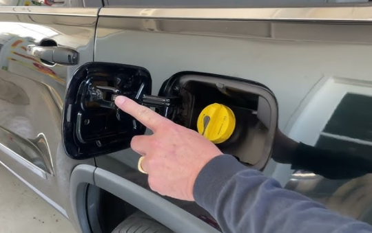 Vì sao nên vệ sinh nắp bình xăng đúng cách?