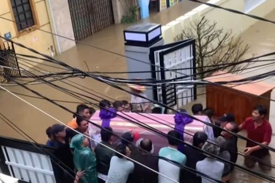 Đề xuất tặng bằng khen gia đình cho hàng xóm mượn nhà mới xây để làm đám tang trong đợt mưa lũ