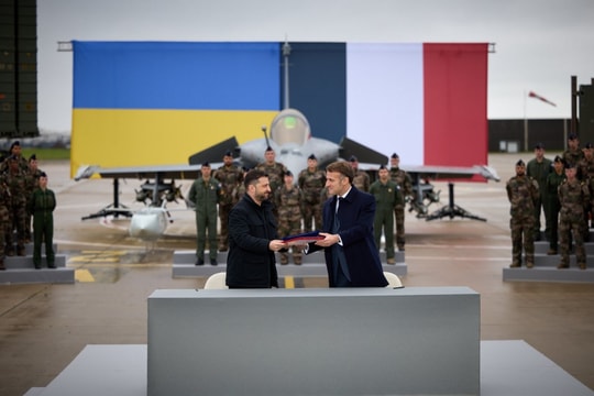 Ukraine ký thỏa thuận mua 100 tiêm kích Rafale của Pháp