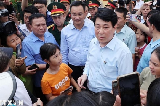 Chủ tịch nước Lương Cường thăm hỏi bà con vùng lũ xã Gò Nổi, TP Đà Nẵng