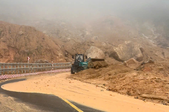 Hàng loạt điểm ngập nước, sạt lở taluy trên các tuyến quốc lộ