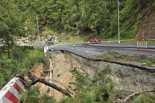 Mưa lớn, sạt lở khiến nhiều tuyến đường đèo bị đặt trong tình trạng cảnh báo
