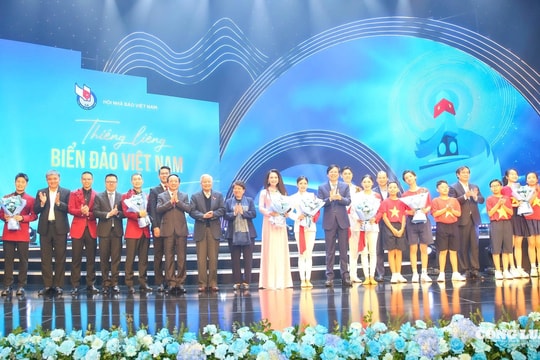 'Thiêng liêng biển đảo Việt Nam': tôn vinh chủ quyền và tri ân lực lượng nơi đầu sóng ngọn gió