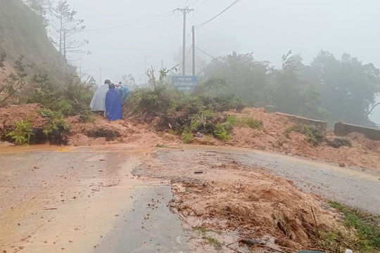 Quảng Ngãi: Tiếp tục xuất hiện nhiều điểm sạt lở, hàng trăm khối đất đá tràn xuống đường