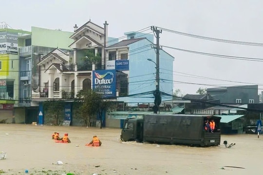Đê sông Luật Lễ bị vỡ trong đêm, Gia Lai chìm trong biển nước