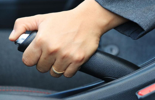 Tại sao không nên kéo phanh tay trong  chuyến xe đi dài ngày?