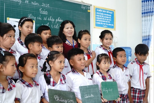 Cô giáo Ái Mai 32 năm chở chữ qua kênh nước đục