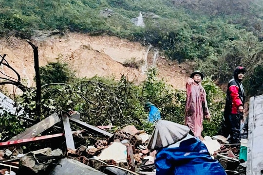 Gia Lai: Sạt lở núi vùi lấp căn nhà, một người tử vong