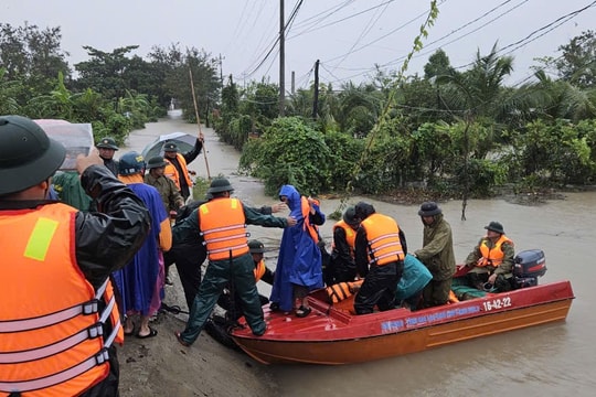 Gia Lai: Kịp thời cứu hộ 11 người dân bị nước lũ cô lập trong đêm