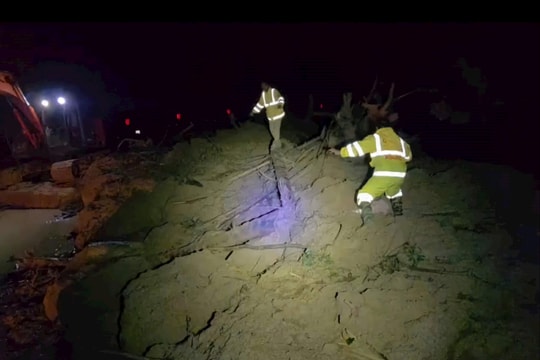 Cơ bản khắc phục đoạn sạt lở Quốc lộ 27C, giải cứu nhiều người mắc kẹt