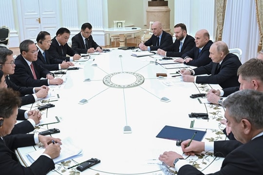 Thủ tướng Trung Quốc hội đàm với Tổng thống Nga, kêu gọi hai nước tăng cường hợp tác