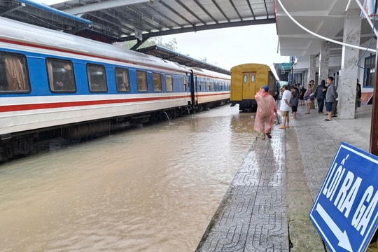 Mưa lớn, ngập nặng ảnh hưởng nghiêm trọng đến vận tải đường sắt