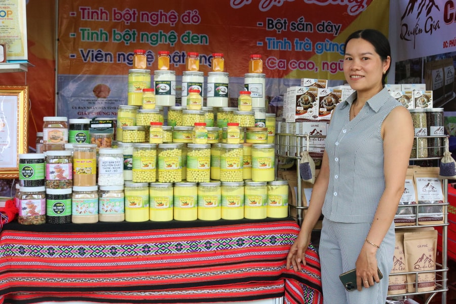 Người phụ nữ chân đất chặt cà phê, trồng nghệ làm bột kiếm trăm triệu mỗi năm