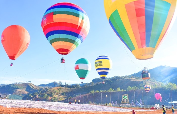 Khai mạc Lễ hội Khinh khí cầu "Bay về đại ngàn"