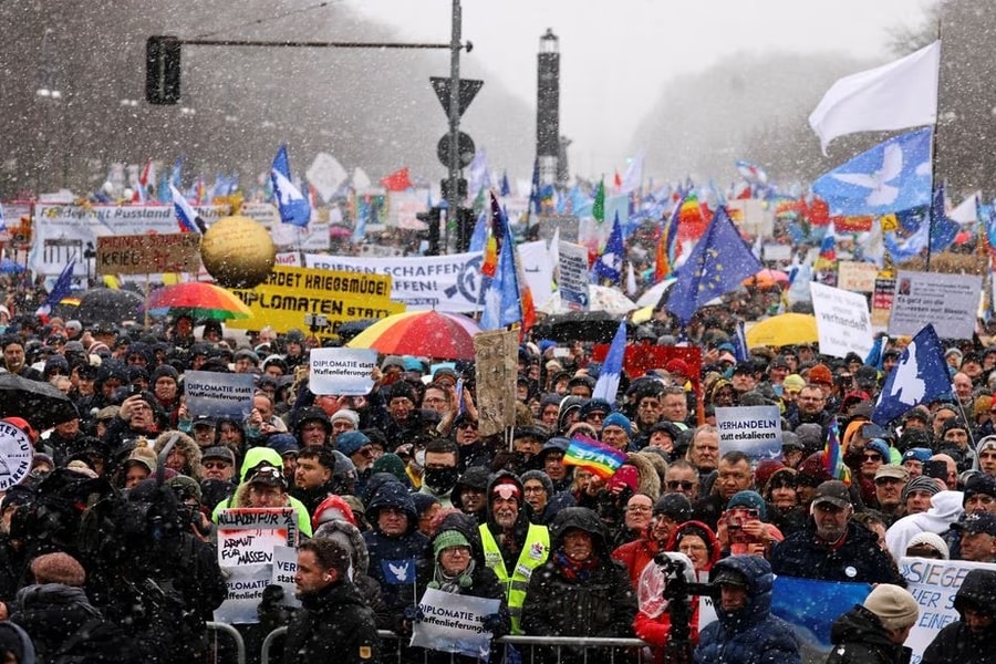 Biểu tình chống cung cấp vũ khí cho Ukraine diễn ra rầm rộ ở Đức