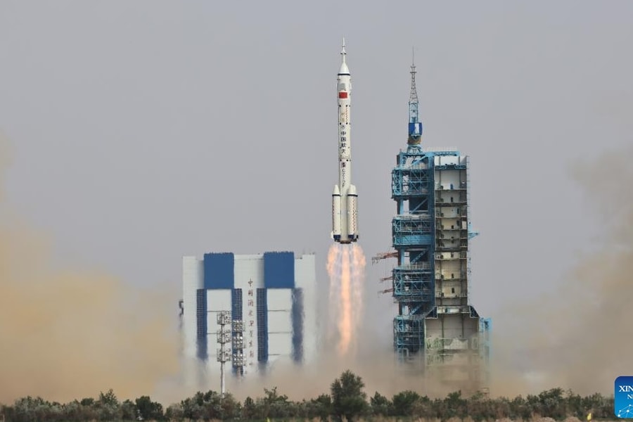 Trung Quốc phóng tàu vũ trụ đưa phi hành gia dân sự đầu tiên lên Thiên Cung