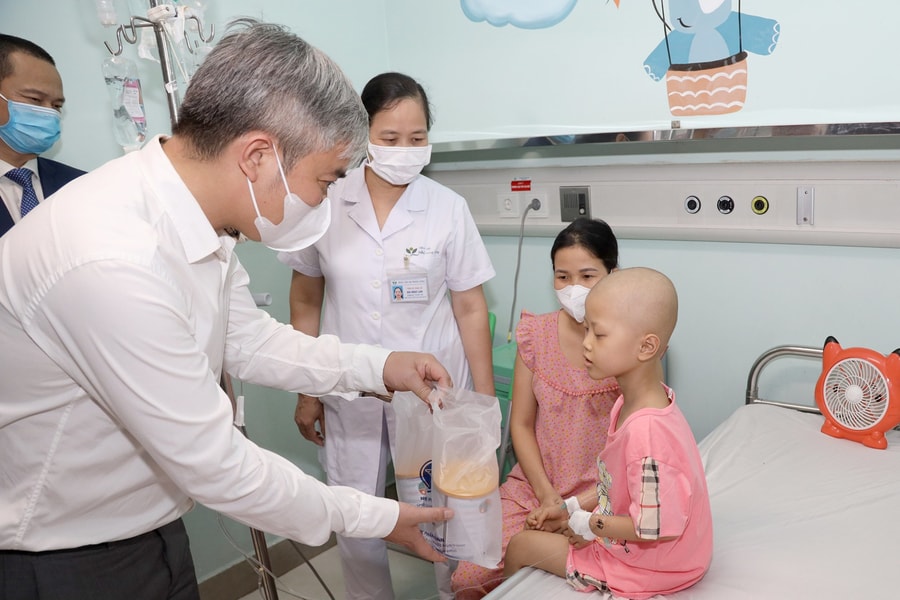 Báo Sức khoẻ & Đời sống trao tặng 40.000 ly sữa tại Bệnh viện Nhi Trung ương