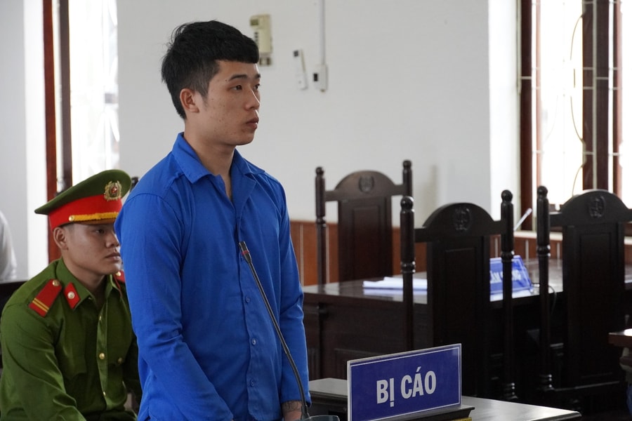 Kon Tum: Bị cha mắng vì không lo làm ăn, con trai cầm dao đâm cha trọng thương