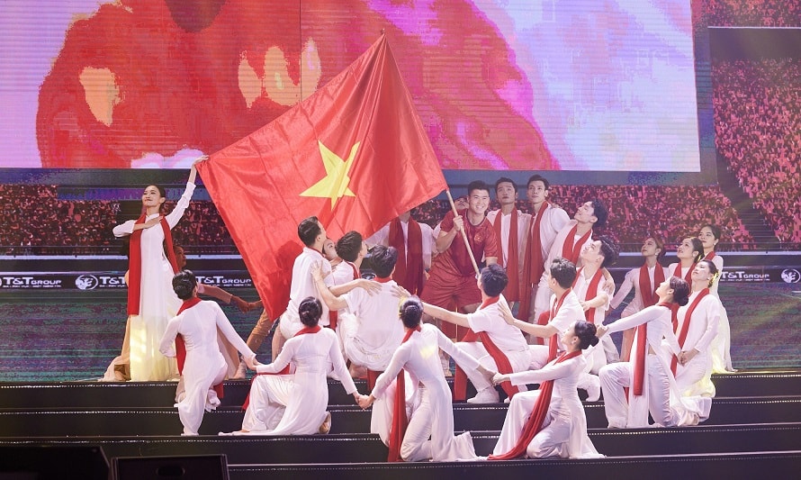 Duy Mạnh tái hiện khoảnh khắc cắm cờ Tổ quốc ở Thường Châu trong sự kiện của T&T