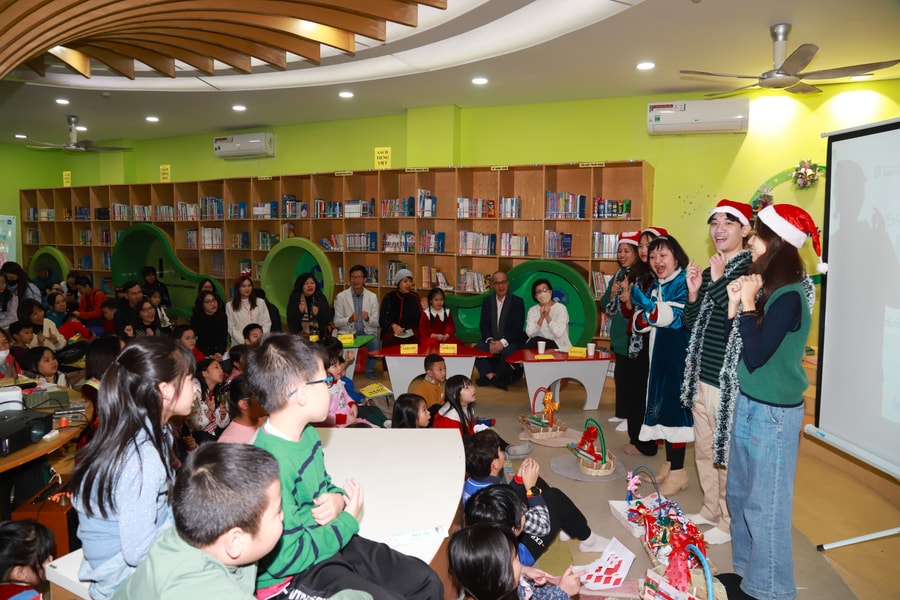 Các em nhỏ 'nuôi dưỡng tâm hồn' trong buổi đọc sách Giáng sinh 2023