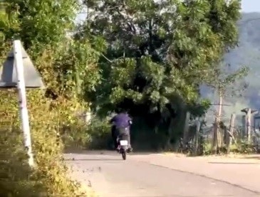 Gia Lai: Xử phạt thanh niên đầu trần lái xe máy bằng 1 bánh