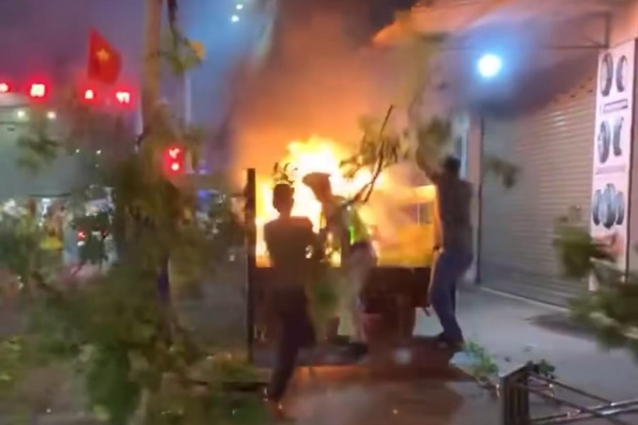 Tạm giữ người đàn ông vi phạm nồng độ cồn, đốt xe máy