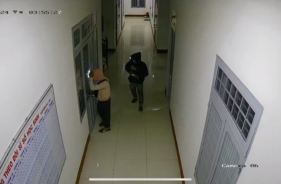 Kon Tum: Bắt khẩn cấp 2 thanh niên đột nhập trường học trộm tiền để tiêu xài
