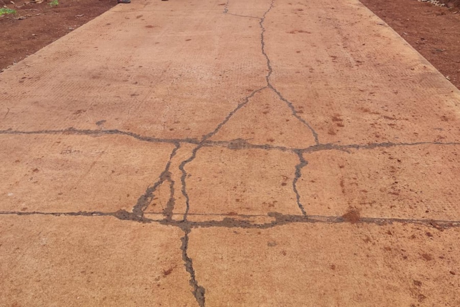 Gia Lai: Dân bức xúc vì con đường tiền tỷ vừa hoàn thành đã nứt nẻ chằng chịt