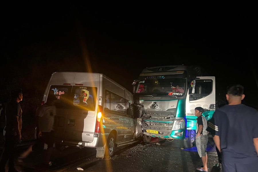 Kon Tum: Xe khách và xe tải tông trực diện trên Quốc lộ 14 khiến giao thông ách tắc