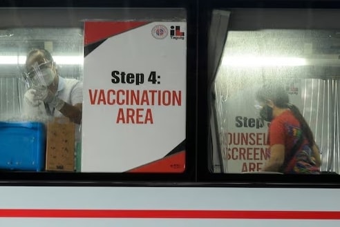 Philippines điều tra việc Mỹ tuyên truyền chống vắc xin COVID-19 của Trung Quốc