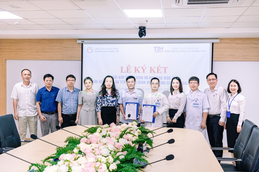 Bệnh viện Đa khoa TTH Quảng Bình và Trường Cao Đẳng Y tế Quảng Bình ký kết hợp tác tuyển sinh và đào tạo việc làm