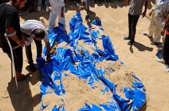 Người dân Gaza đau khổ tìm kiếm thi thể và mộ phần của người thân