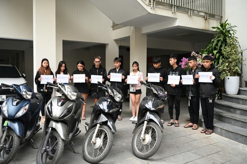 Tạm giữ nhóm quái xế tông tử vong cô gái dừng xe chờ đèn đỏ trên phố ở Hà Nội