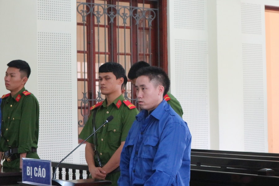 Một người nước ngoài “cắt rừng” gùi ma túy vào Việt Nam