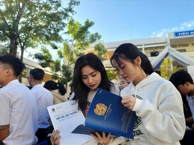 Xét tuyển đại học bằng học bạ phải dùng điểm cả năm lớp 12