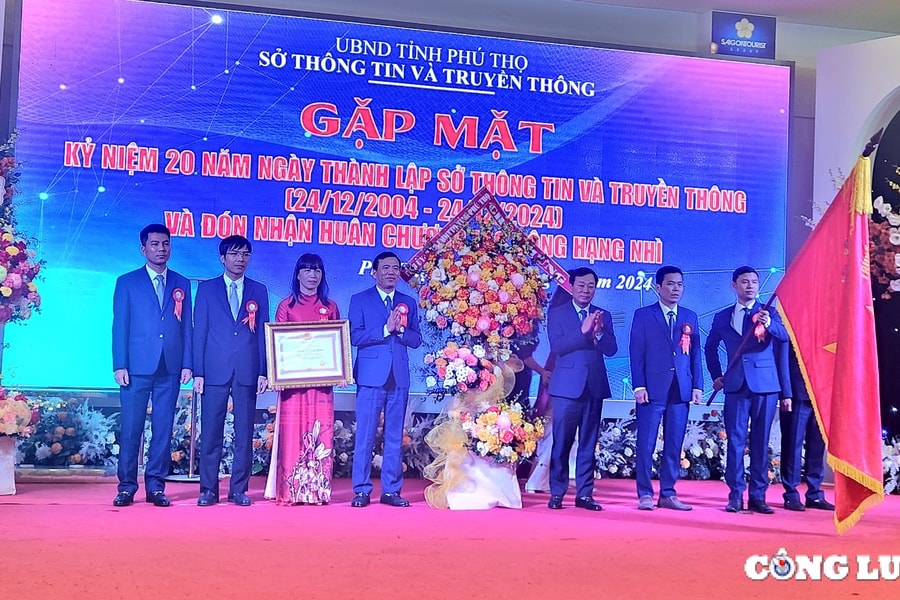 Sở TT&TT tỉnh Phú Thọ vinh dự đón nhận Huân chương lao động hạng Nhì nhân dịp kỉ niệm 20 năm thành lập