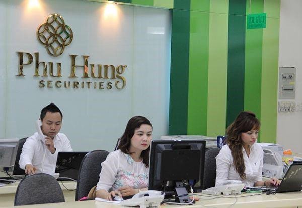 Chứng khoán Phú Hưng (PHS) lợi nhuận sụt giảm 93%, phải đóng cửa chi nhánh
