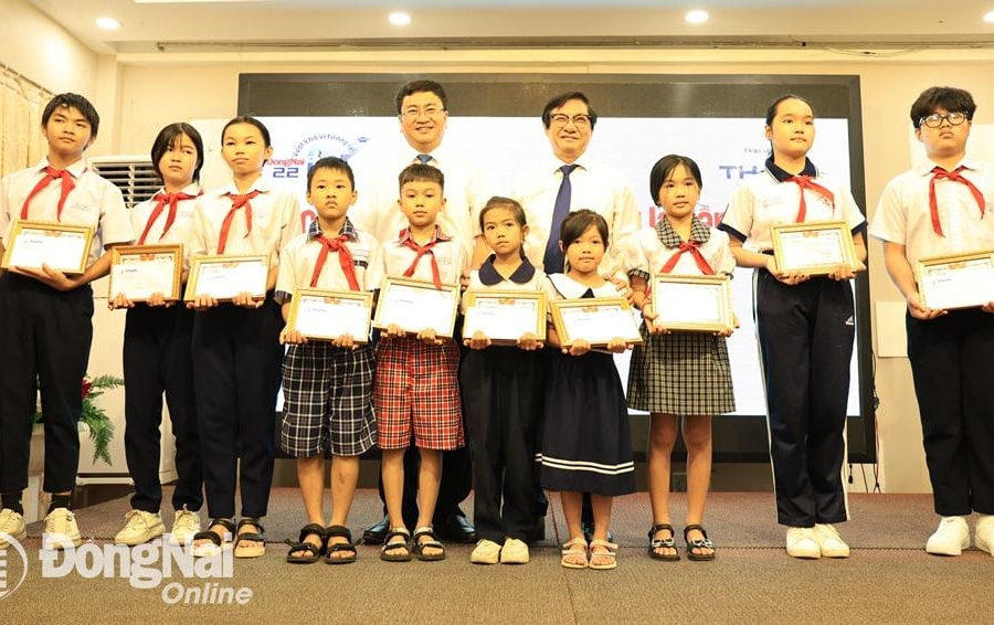 Báo Đồng Nai trao 100 suất học bổng 'Vượt khó vì tương lai' đến với học sinh nghèo