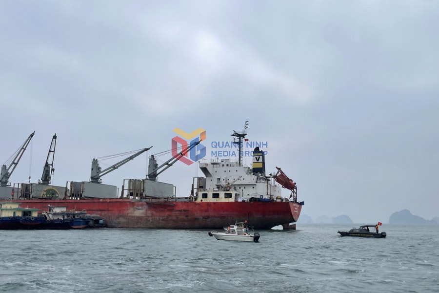 Quảng Ninh: Đắm tàu chở khách trên vịnh Bái Tử Long, 2 người mất tích