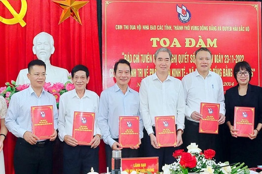 Hội Nhà báo các tỉnh, thành phố Vùng đồng bằng và Duyên hải Bắc Bộ ký giao ước thi đua năm 2025