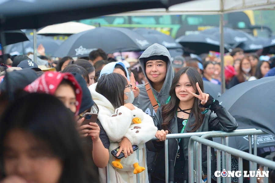 Các bạn trẻ xếp hàng dài mua vé xem concert 3 'Anh trai say hi'