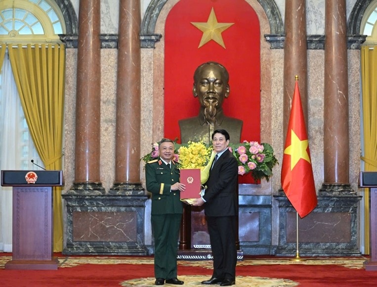 Chủ tịch nước trao quyết định thăng quân hàm Thượng tướng cho Phó Chủ nhiệm Tổng cục Chính trị Lê Quang Minh
