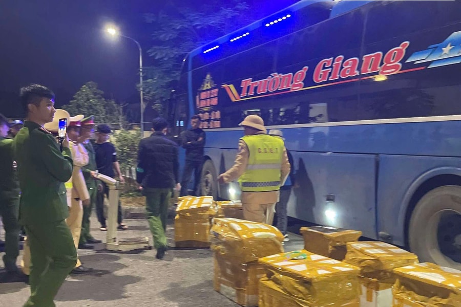Cảnh sát ngăn chặn xe khách chở gần 1 tấn nội tạng không rõ nguồn gốc