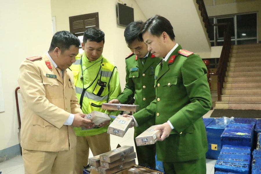 Thu giữ hơn 35.000 gói thuốc lá lậu trên đường đi tiêu thụ khi qua Hà Tĩnh